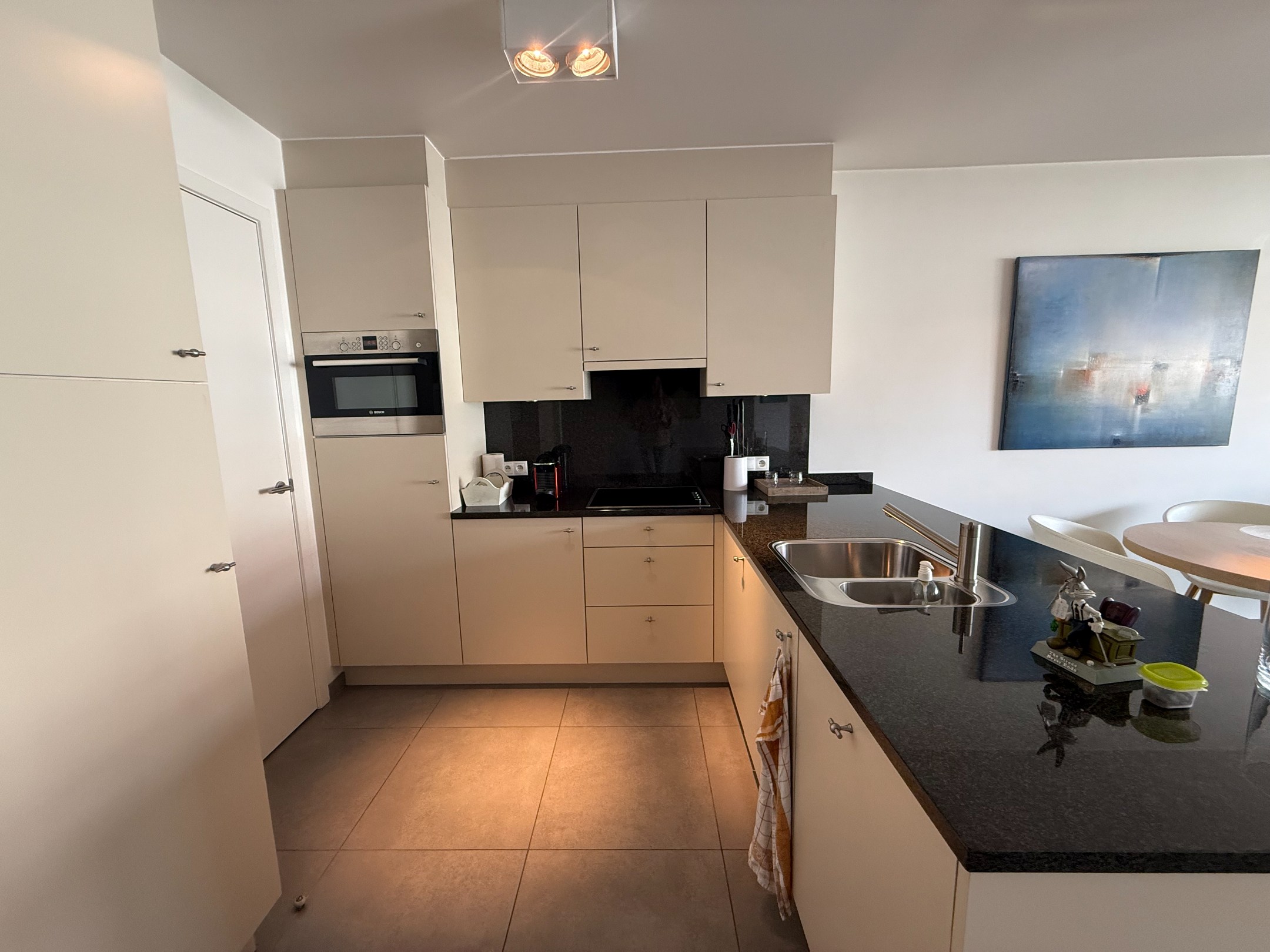 Heel goed gelegen en netjes onderhouden appartement met een open zicht en 2 slaapkamers gelegen in de Koningslaan, vlakbij de Zeedijk. 