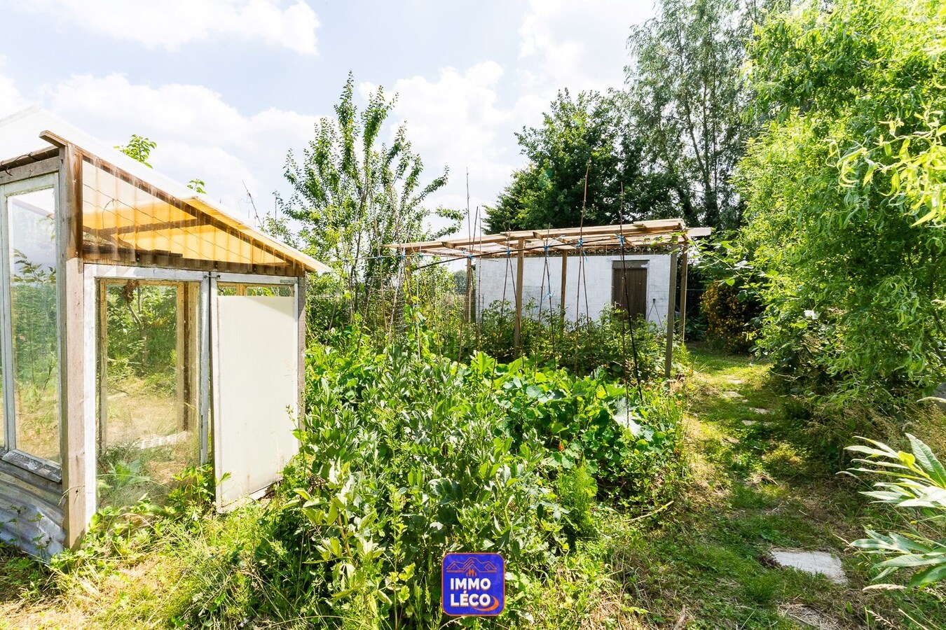 Maison aux volumes impressionnants, érigée sur 1457m², 4 garages, TOP SECTEUR ! COUP DE COEUR ! 