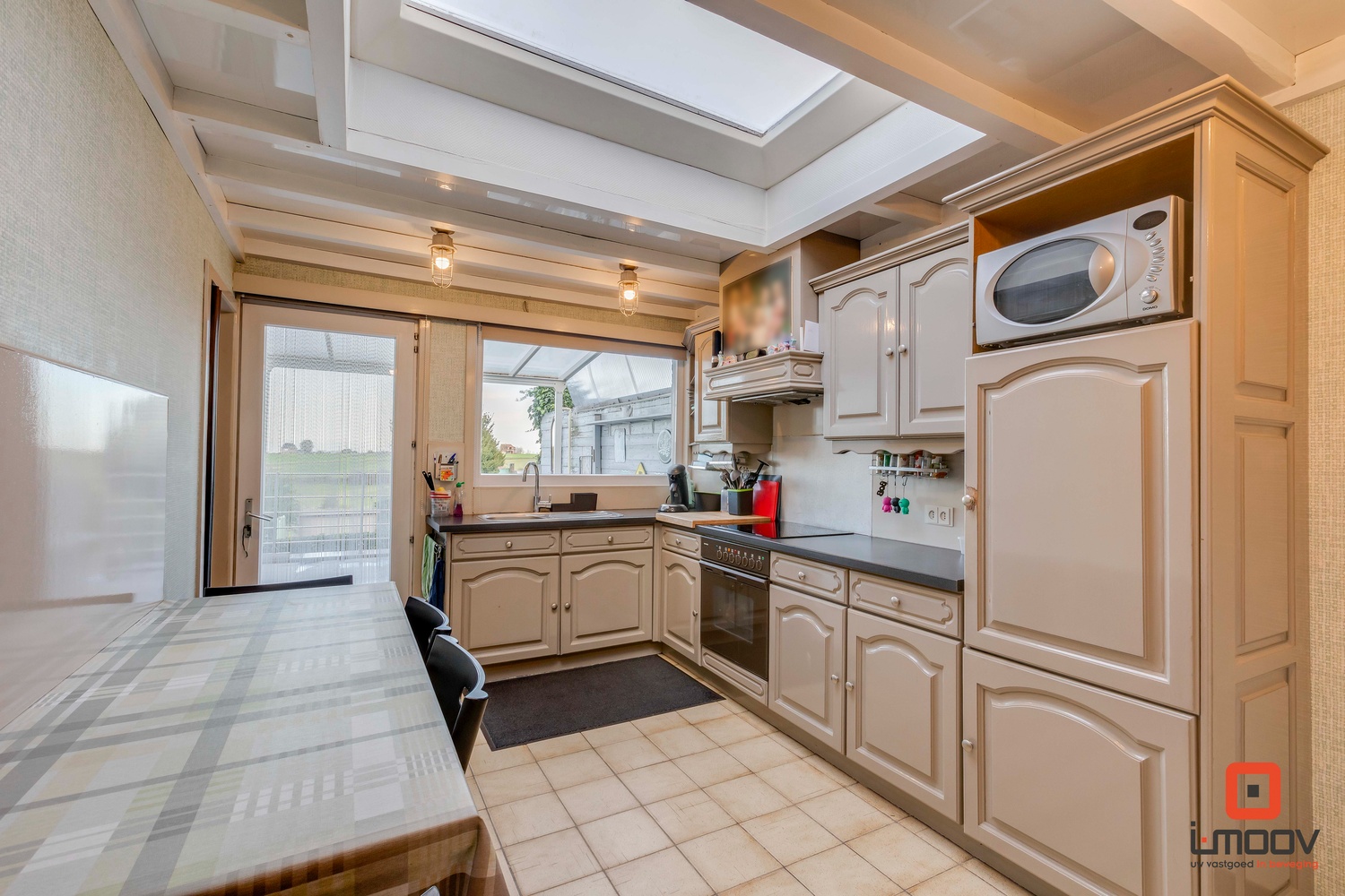 Landelijk gelegen woning met veel potentieel. 