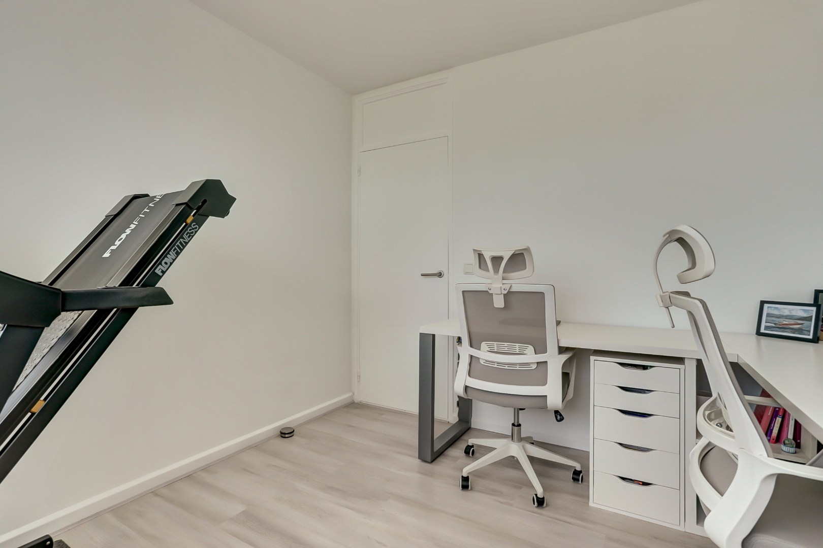 Zonder klussen te betrekken dit fraaie 4-kamer appartement op de 10e verdieping met 3 slaapkamers, fraaie keuken, moderne badkamer, mooi uitzicht en gelegen aan een groen park! 