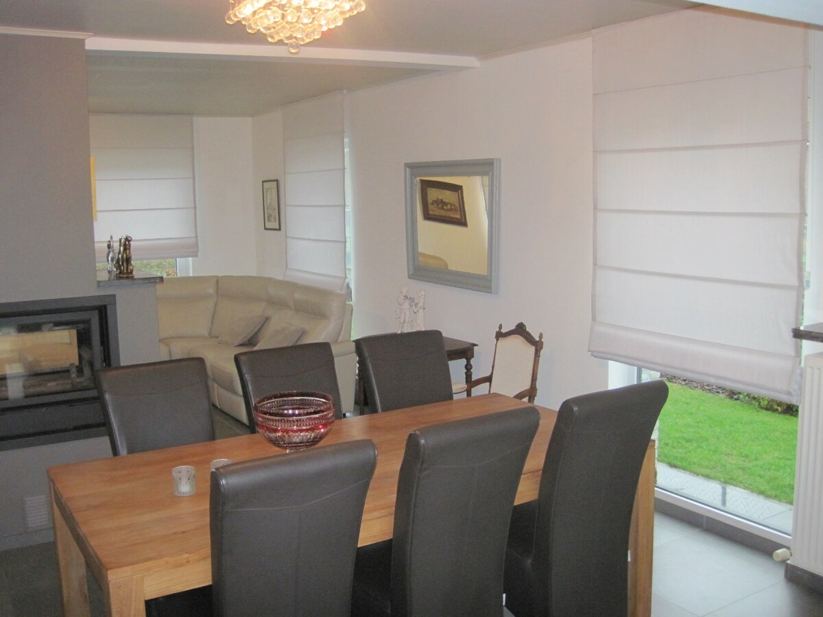 Goed gelegen, eigentijdse bungalow. 