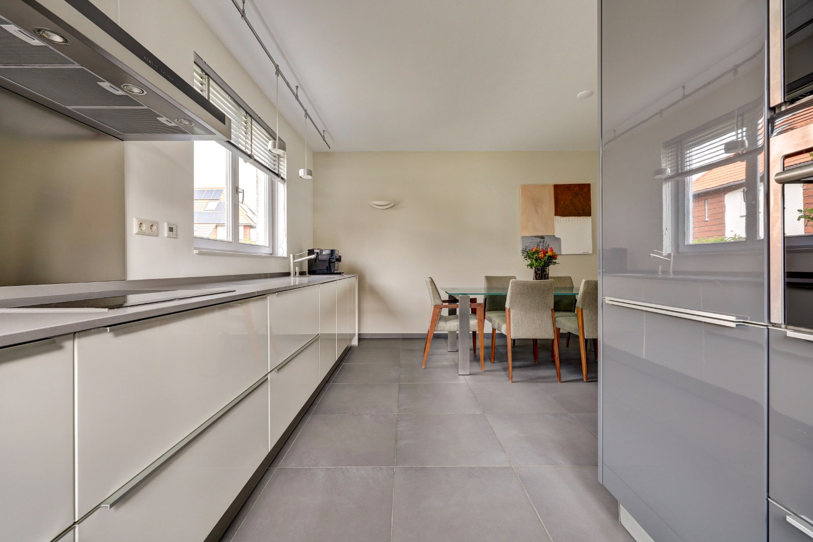 Luxe en royale 5-kamer 2-onder-1-kap woning met garage, eigen parkeerplaats, sauna én zonnige tuin op het zuiden en gelegen in een rustige straat! 