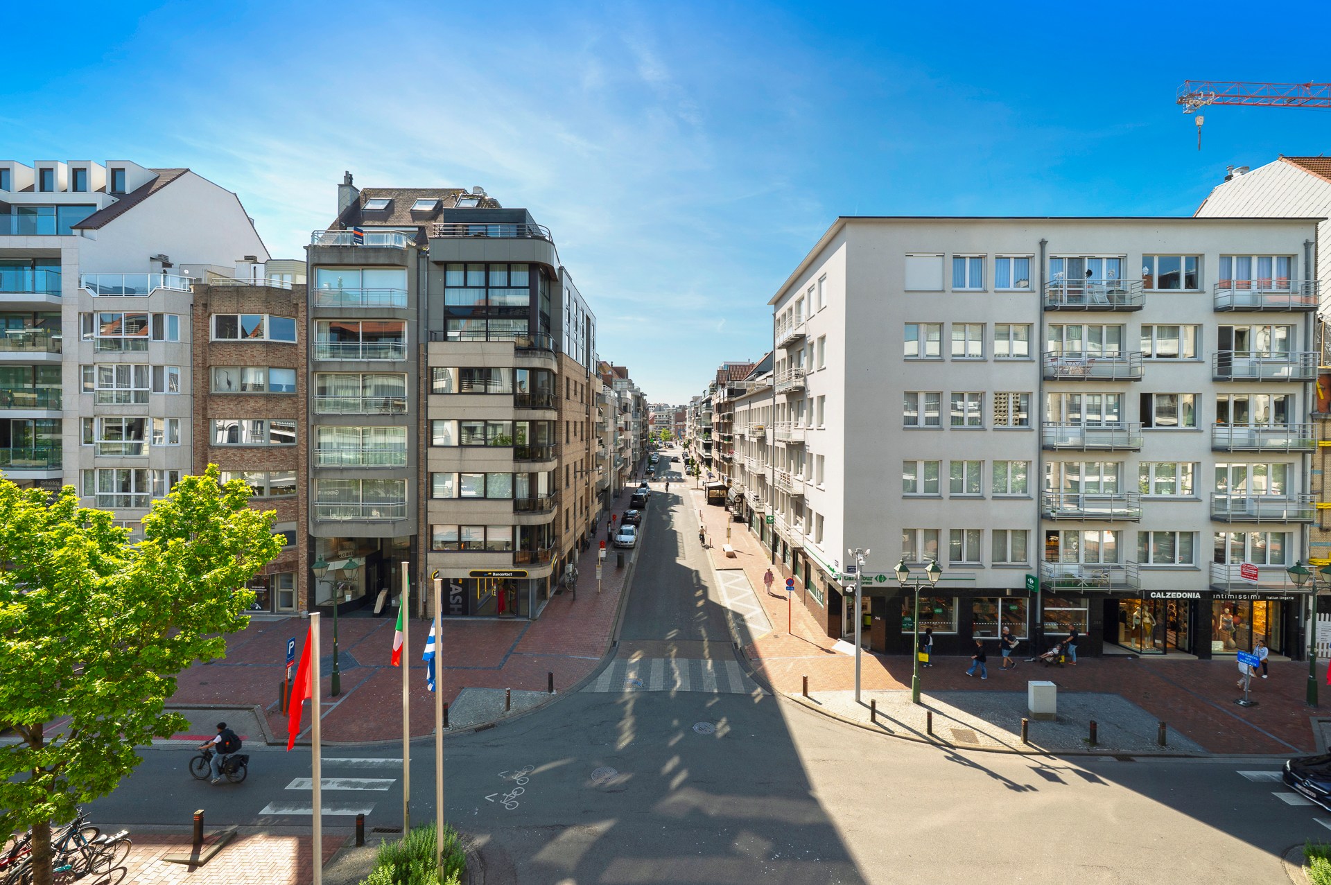 Appartement d'angle spacieux et luxueusement rénové avec des vues dégagées et une largeur de façade de plus de 16 mètres. 