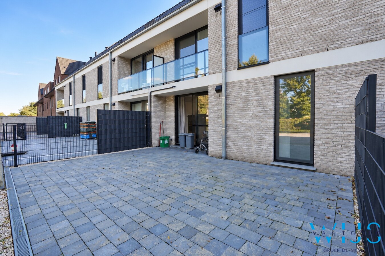 Recent verzorgd gelijkvloers appartement met garage en staanplaats ! 