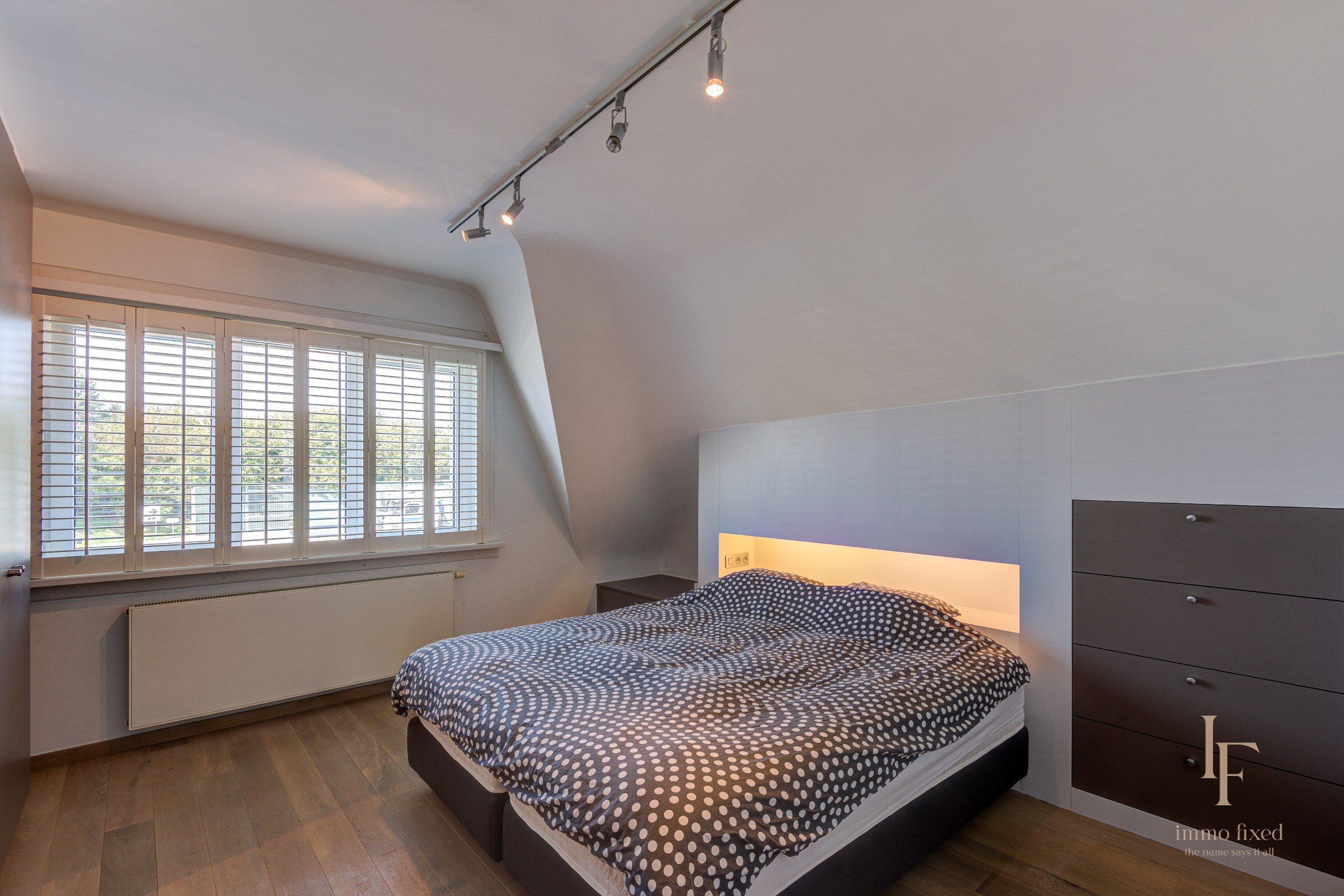 Villa met magazijn, garagebox en 12+ parkeerplaatsen te Kontich! 