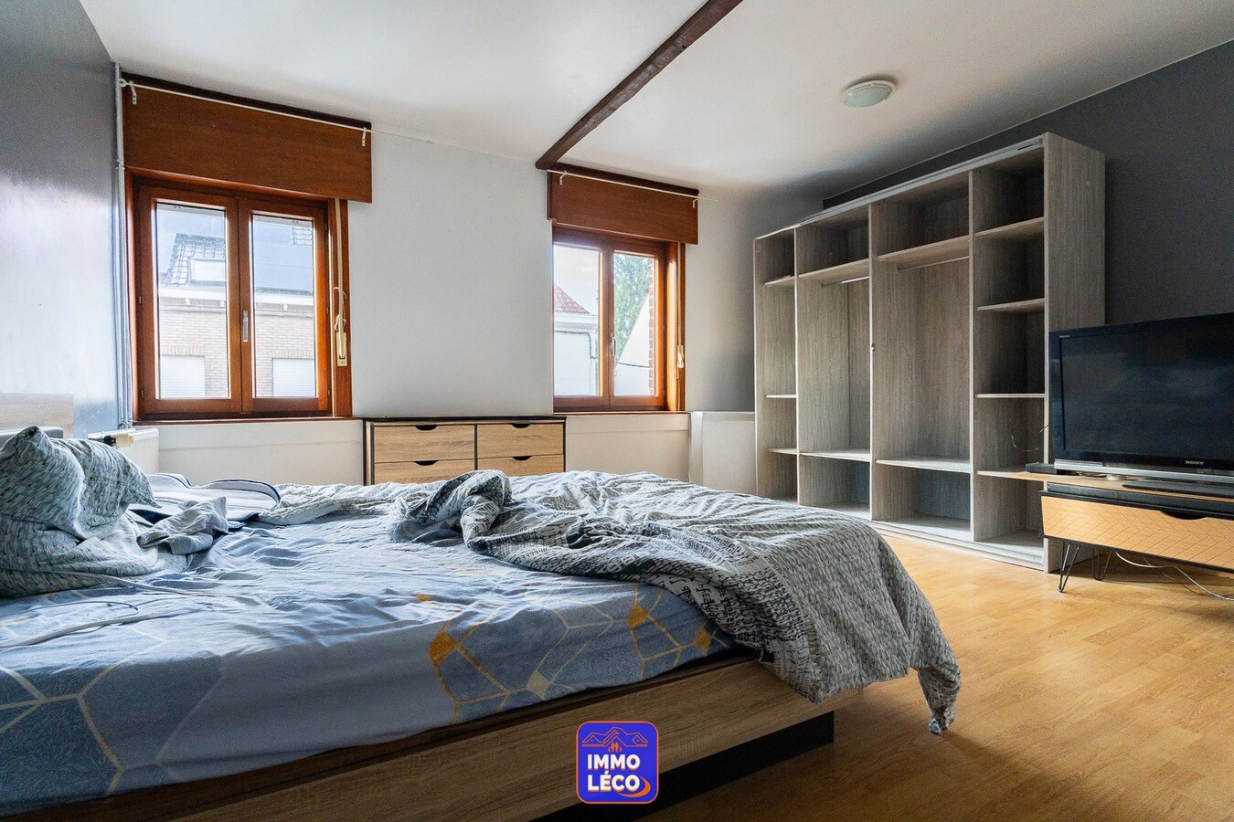 Maison offrant de beaux volumes avec grand jardin. 