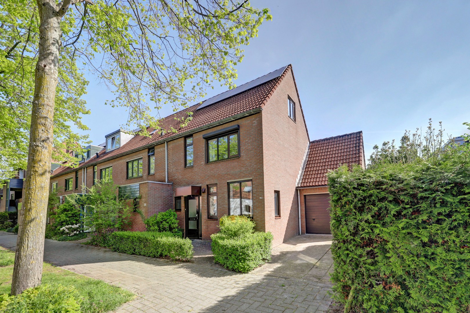 Ruime 5-kamer hoekwoning met aangebouwde garage op een kavel van maar liefst 297 m2 eigen grond! 