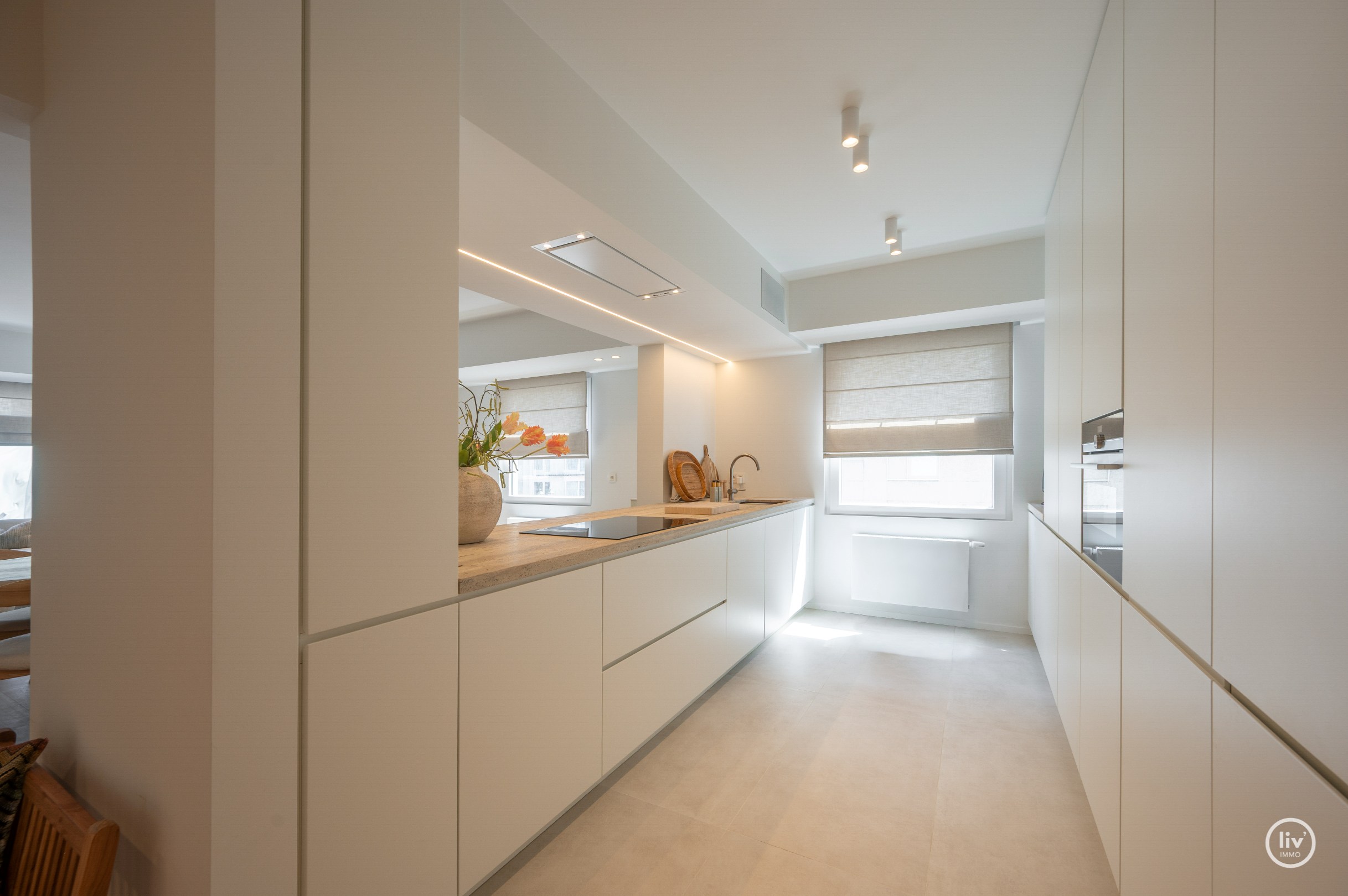Prachtig, ruim (131 m2) HOEKappartement, volledig gerenoveerd centraal gelegen op de Lippenslaan vlakbij de zeedijk te Knokke. 