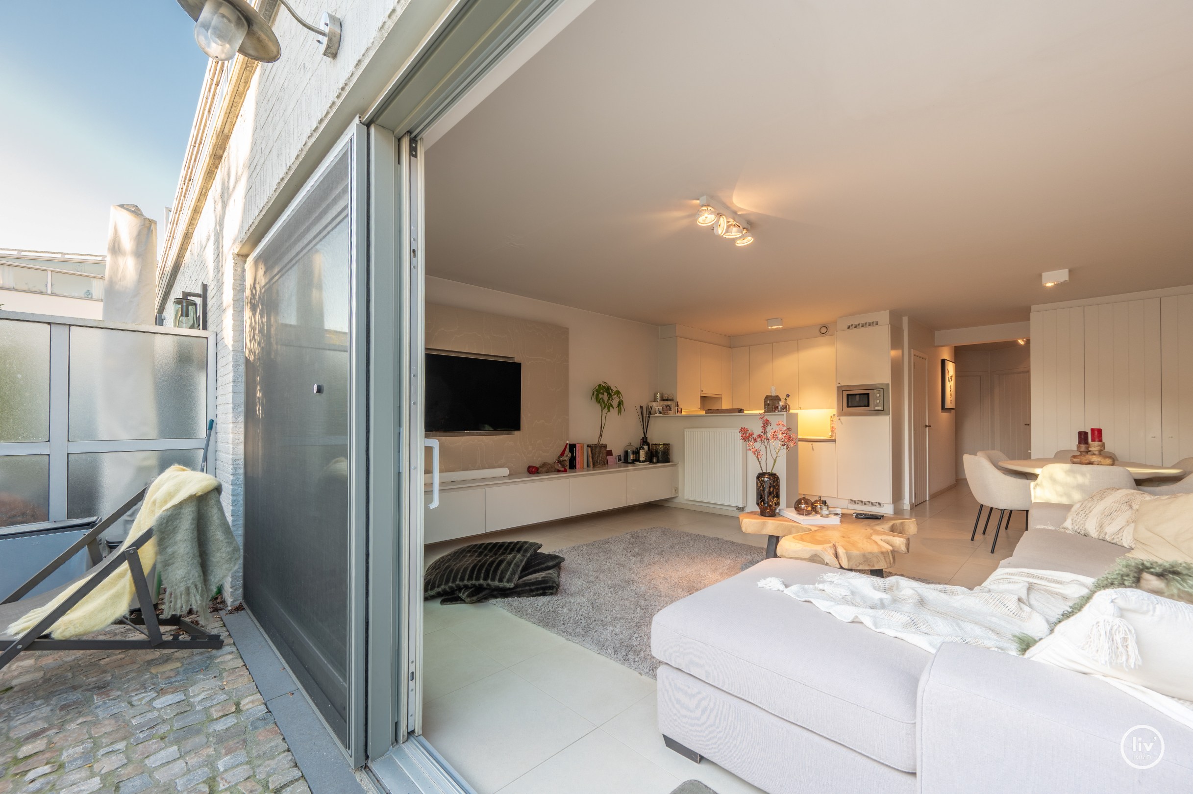 Instapklaar en tevens recent (2010)tuin-appartement op wandelafstand van de Zeedijk-Duinbergen en Duinenwater, Centraal gelegen tussen Knokke en Heist-Centrum. 