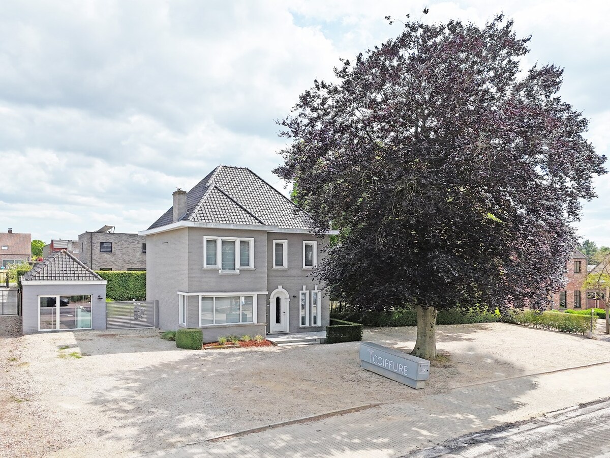 Herenwoning met afzonderlijke praktijkruimte te Velzeke 