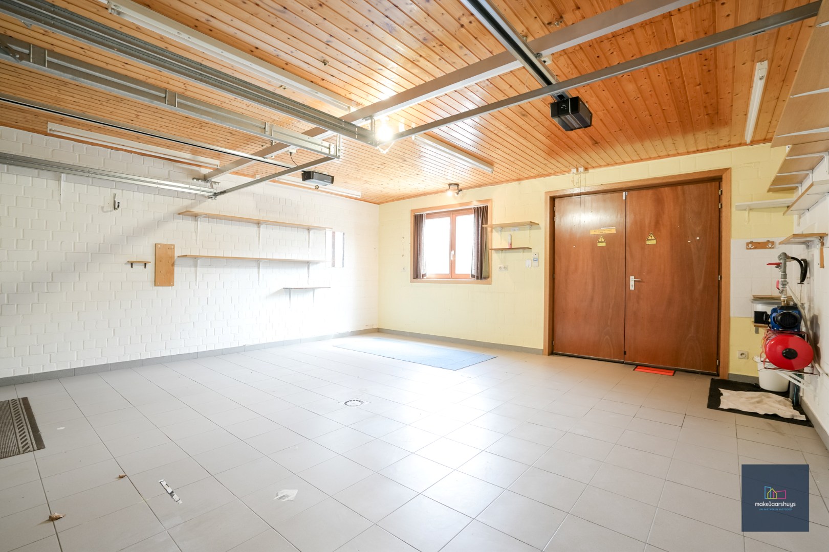 Verzorgde woning in rij met tuin en dubbele garage 