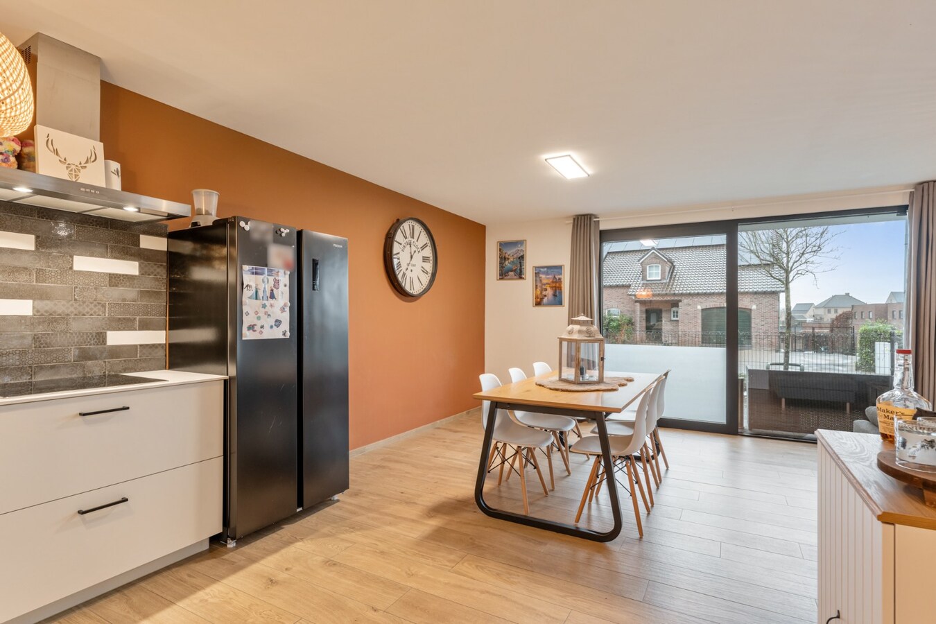 Recent, gelijkvloers appartement in een stijlvolle residentie mét ondergrondse parkeerplaats en kelderberging! 