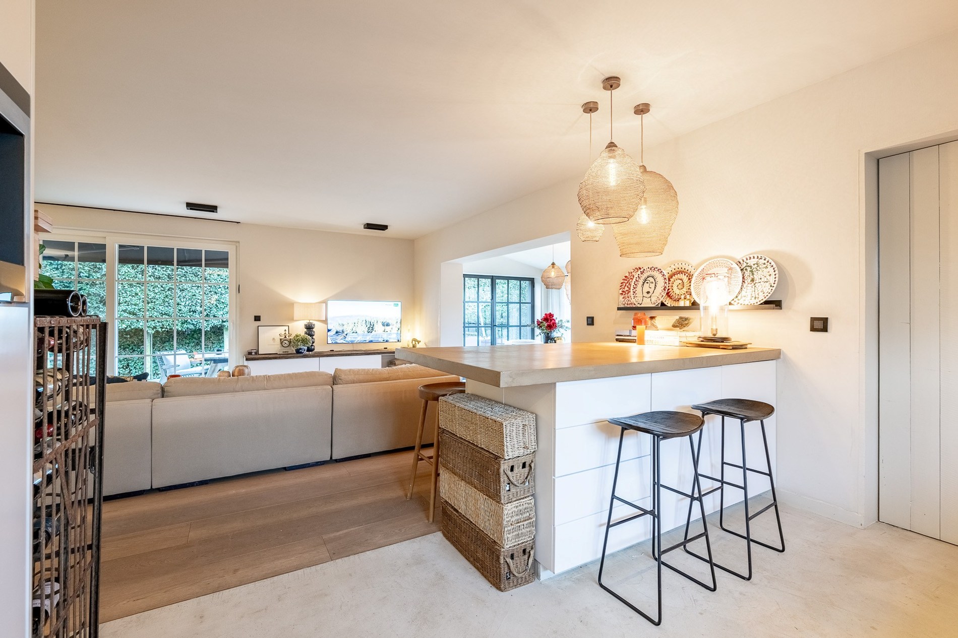 Gelegen in een rustige en uiterst gegeerde residentiële wijk van Knokke, biedt deze volledig gerenoveerde woning een perfecte combinatie van hedendaags comfort, licht en verfijnde elegantie 