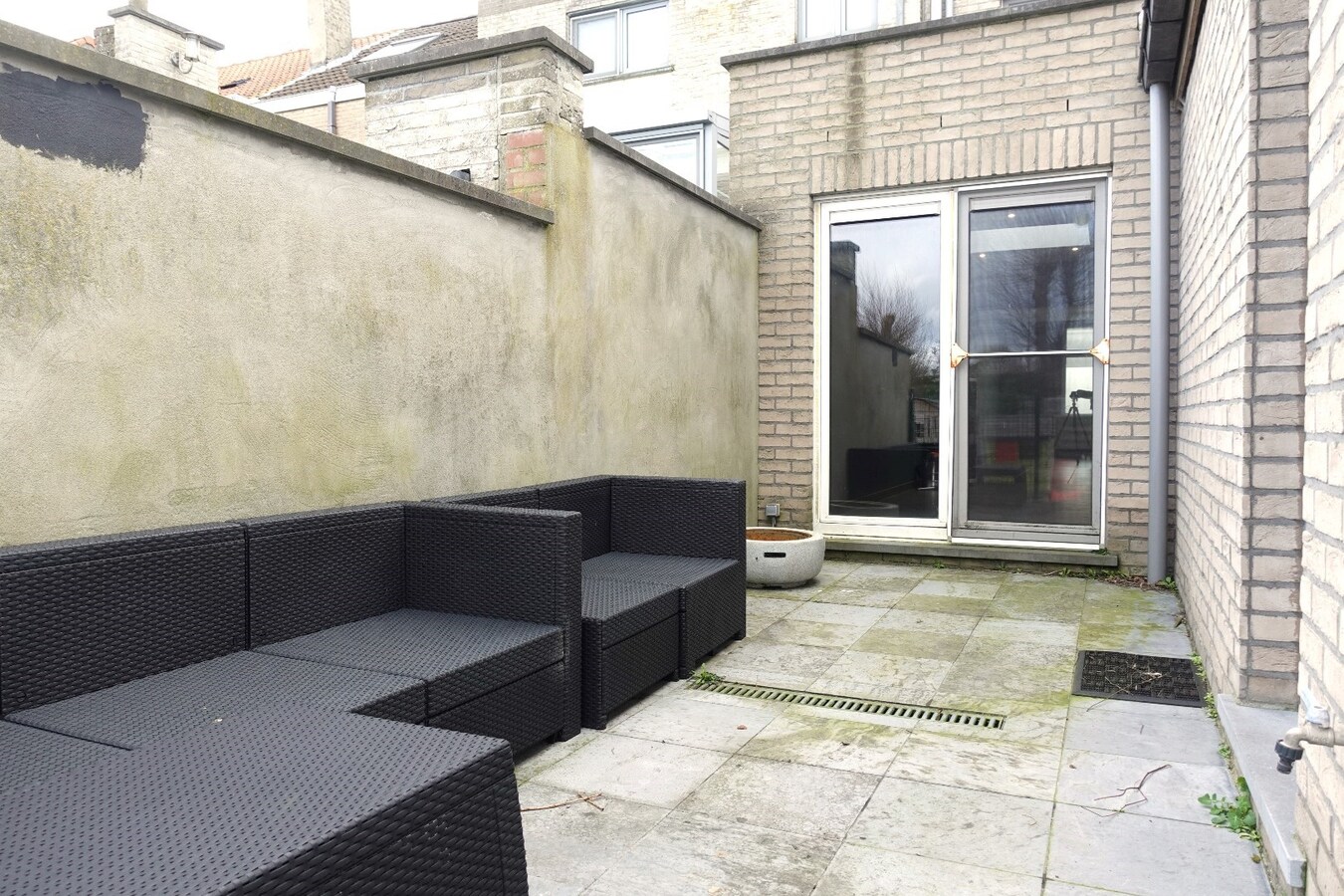 Gerenoveerde, instapklare rijwoning met 4 slaapkamers en uitweg 