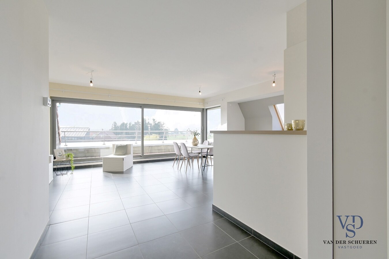 Lichtrijk appartement mét ondergrondse garage en berging. 