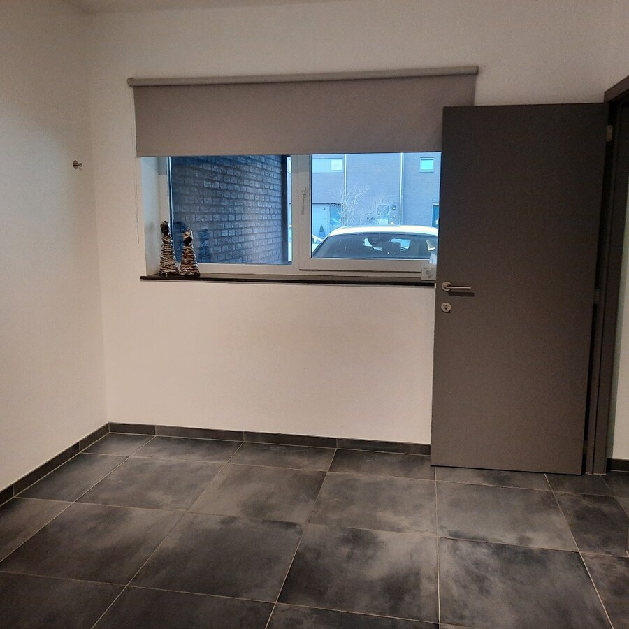 Recent, gelijkvloers appartement afgewerkt met hedendaagse materialen nabij Maaseik! 