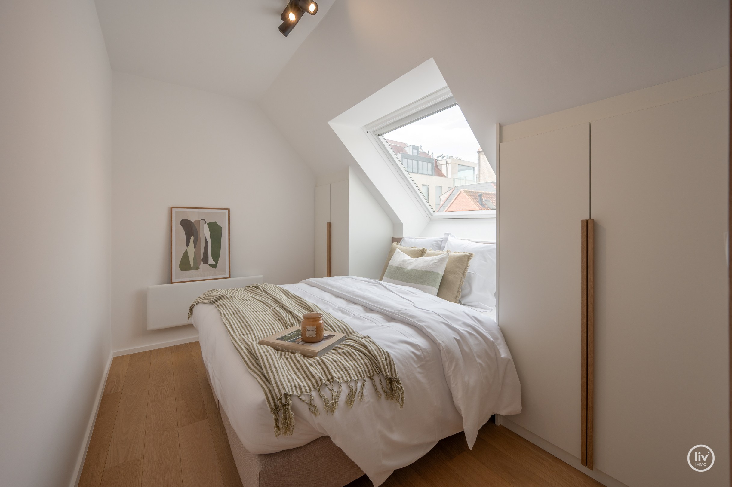 Magnifique appartement en duplex avec une largeur exceptionnelle de façade de 18 mètres et une terrasse généreuse orientée au sud offrant une vue dégagée sur l'arrière-pays de Knokke, à seulement 100 