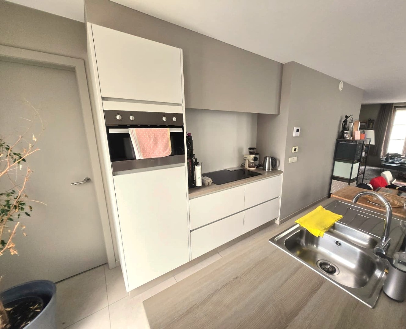 Ruim hoek appartement op de eerste verdieping in het dorp van Bachte-Maria-Leerne. 