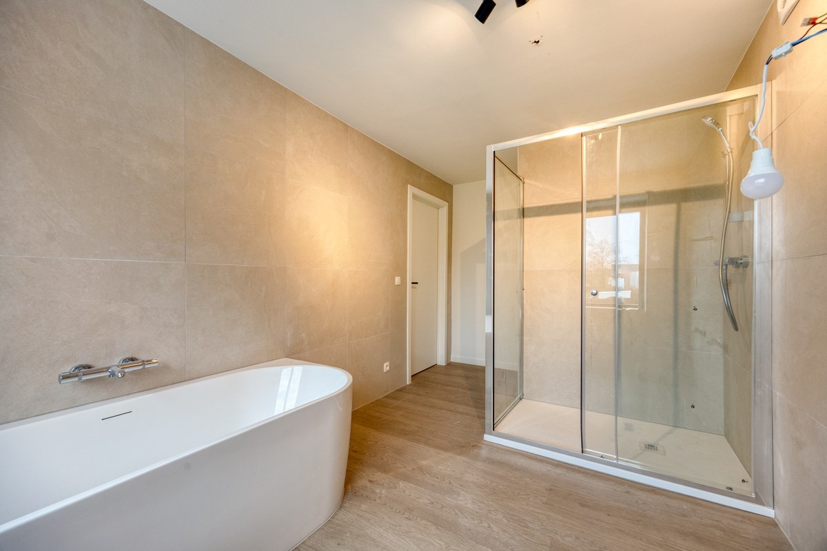 Volledig gerenoveerde halfopen bebouwing met 3 slaapkamers, tuin, terras en garage in Kumtich! – EPC 95 kWh/m² - bewoonbare opp. 153 m² 