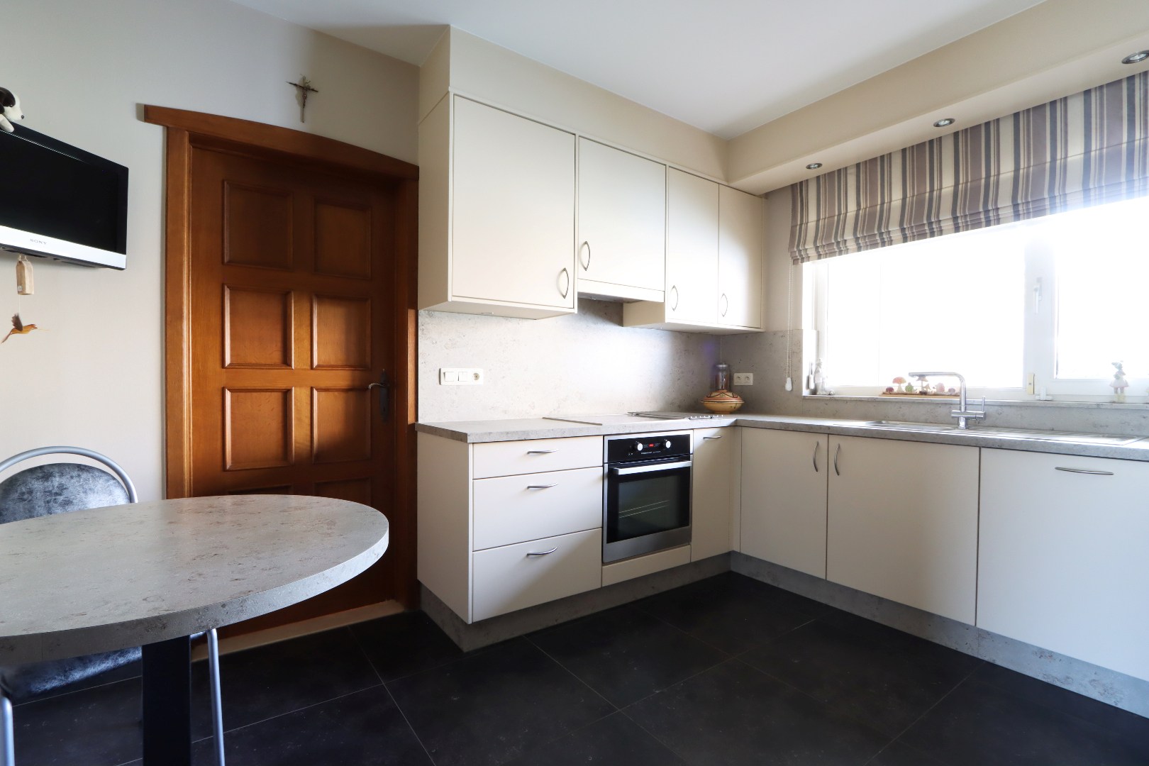 Nieuwe keuken met kunststof werkblad 