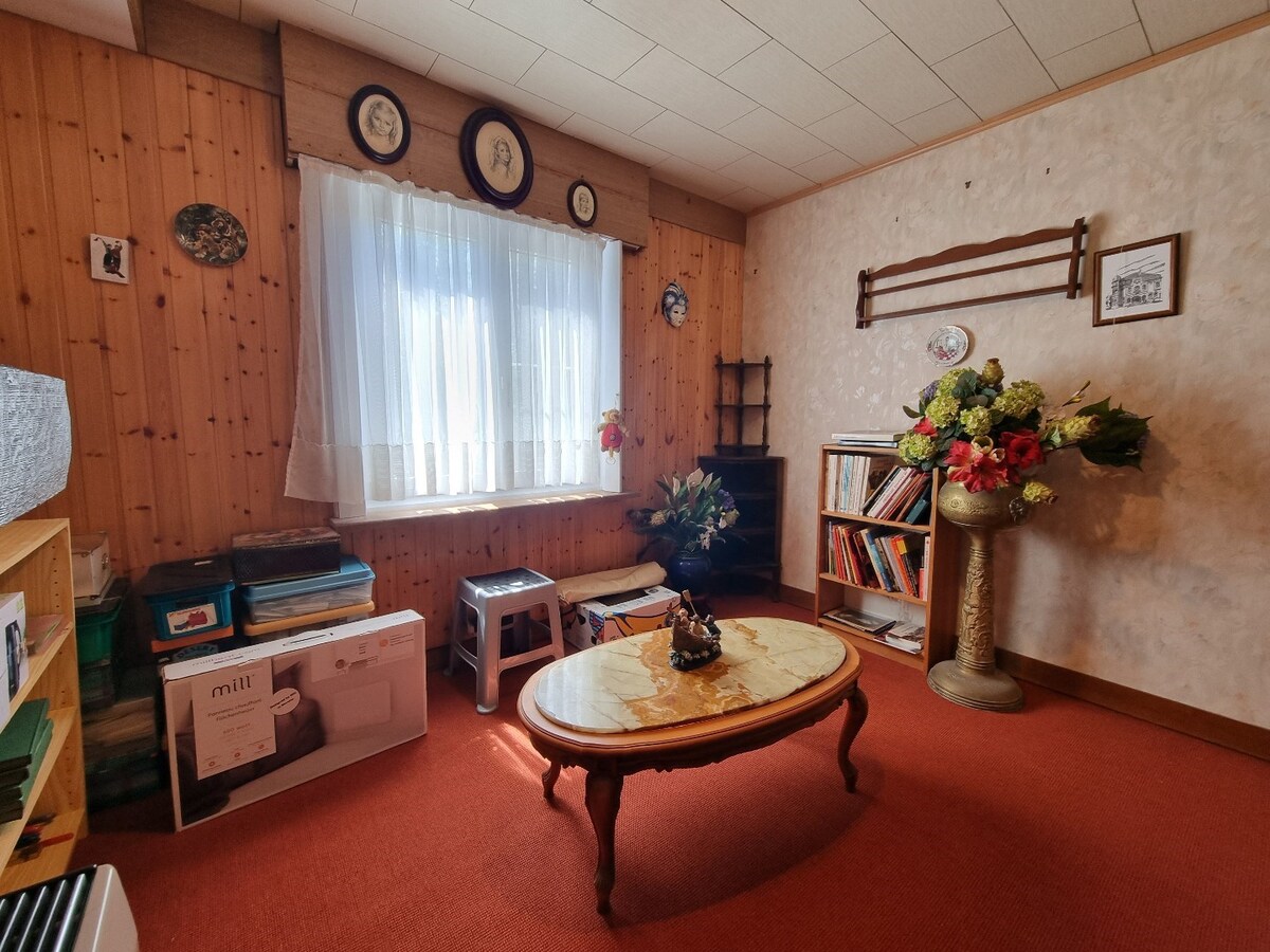 Te moderniseren woning op centrale ligging te Heist 