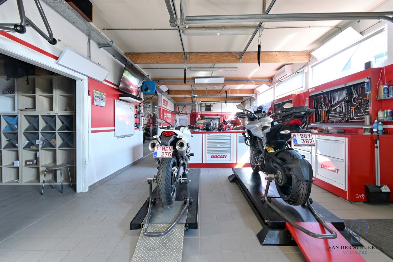 Multifunktioneel pand op top-ligging. 