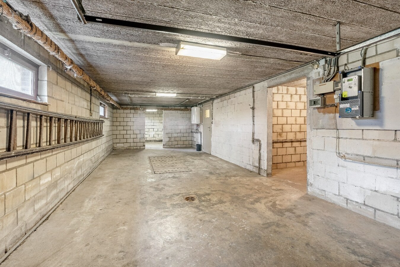 Te renoveren karakteristieke bungalow, 3 Slpk, ruime kelder met garage, op toplocatie 