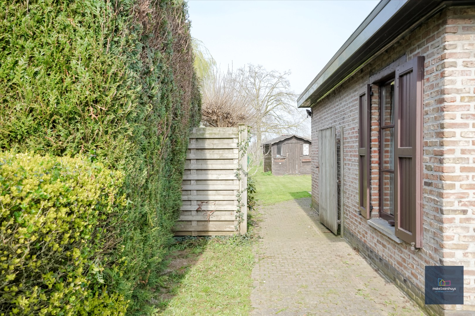 Ruime  halfopen bebouwing  met  zonnige tuin, terras en garage in Waarschoot 