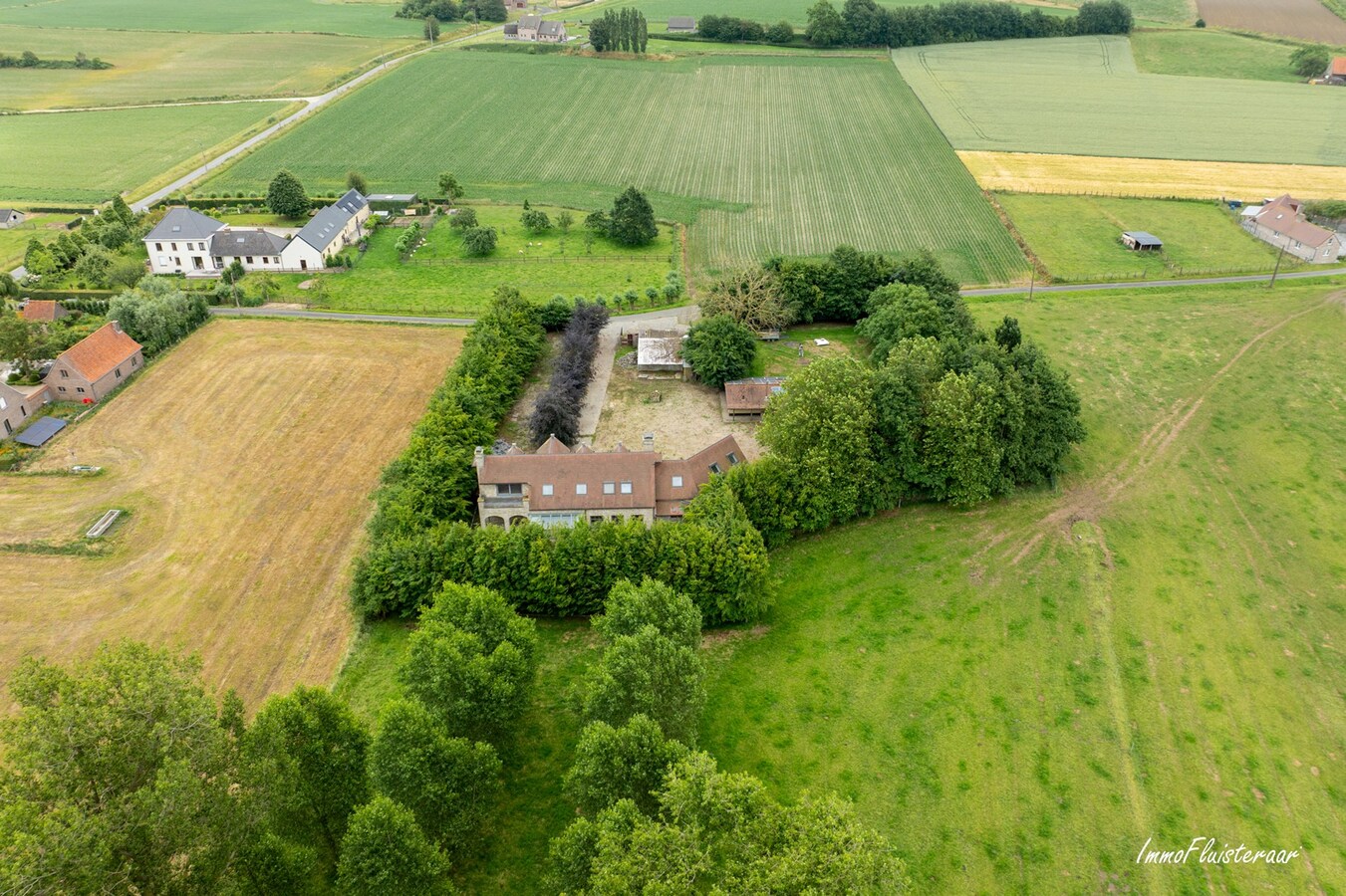 Hoogwaardige ruwbouwvilla met bijgebouw en weide 