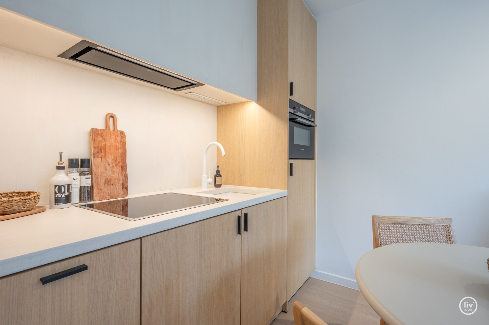 Prachtig integraal gerenoveerde studio gelegen op de vierde verdieping te Van Bunnelaan. 