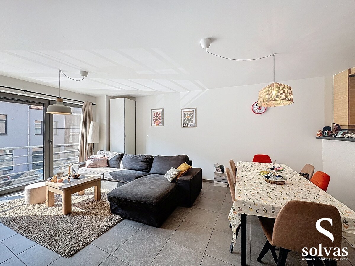 Lichtrijk appartement met terras en garage 