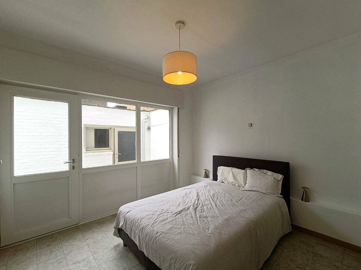 Lichtrijk 2-slaapkamerappartement met terras, garage en extra staanplaats in het centrum van Heist 