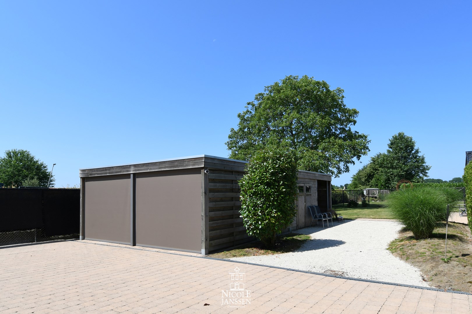 Dubbele carport met handige fietsenberging