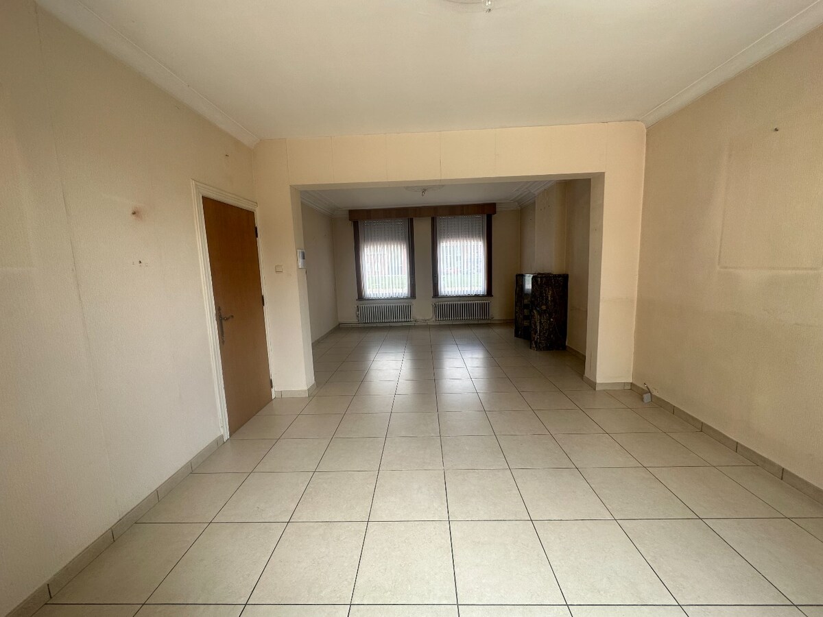 Halfopen woning met 3 slaapkamers op de Markt in Houthulst 