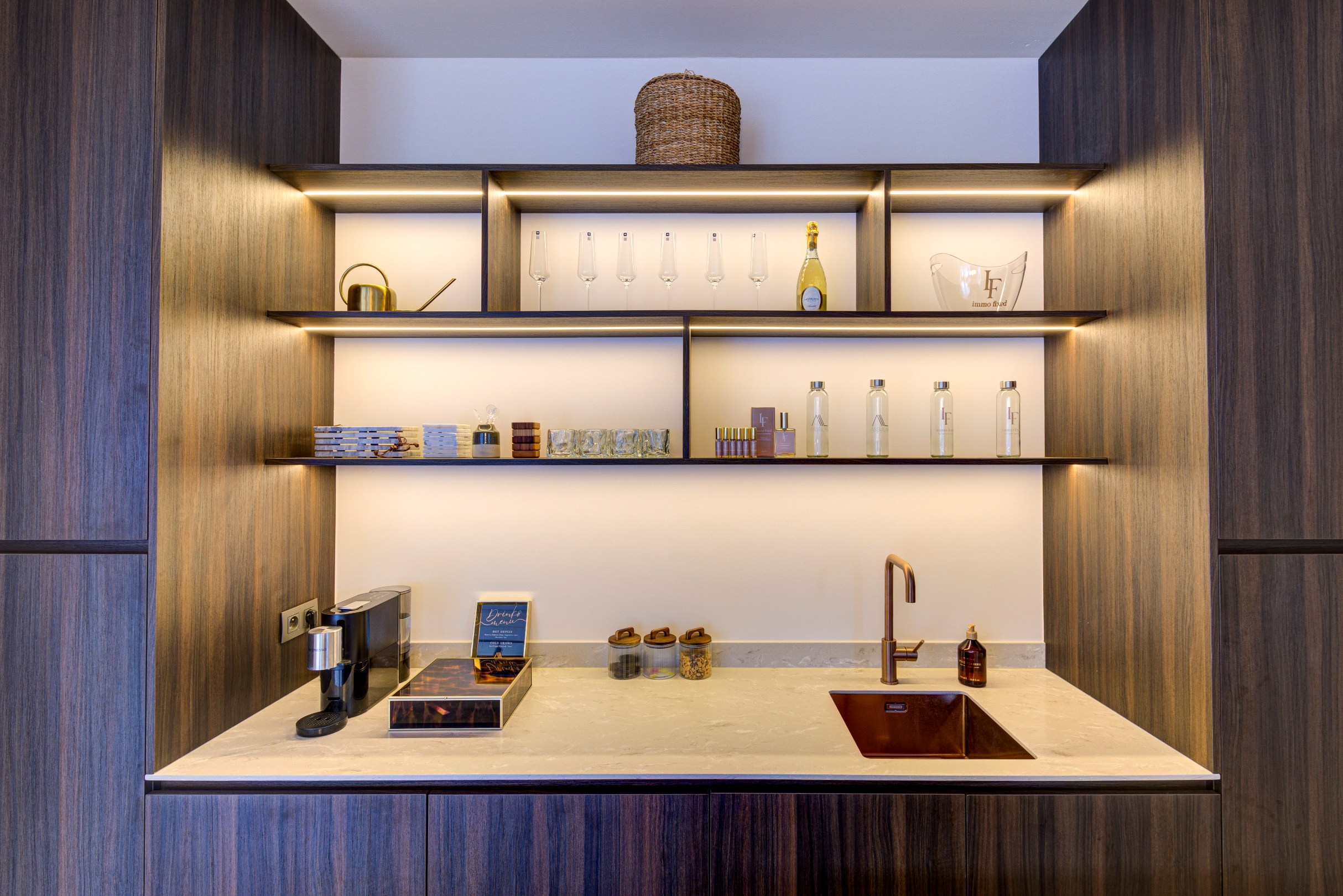 High-End Kantoor/ commerciële ruimte/ praktijk met luxe afwerking en 5 parkeerplaatsen. 