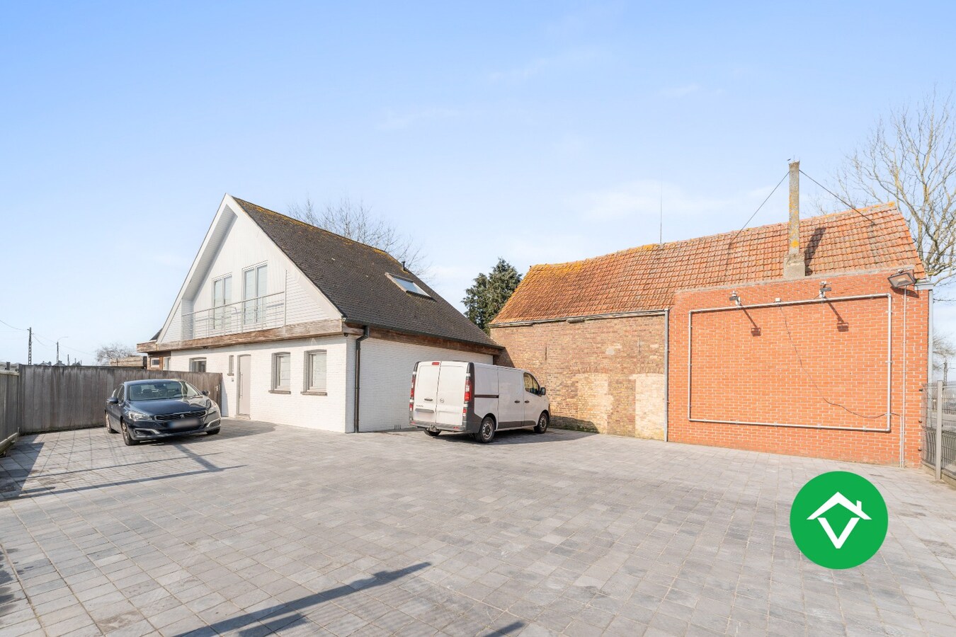 Functionele woning met drie slaapkamers, garage en ruime oprit te Ichtegem 