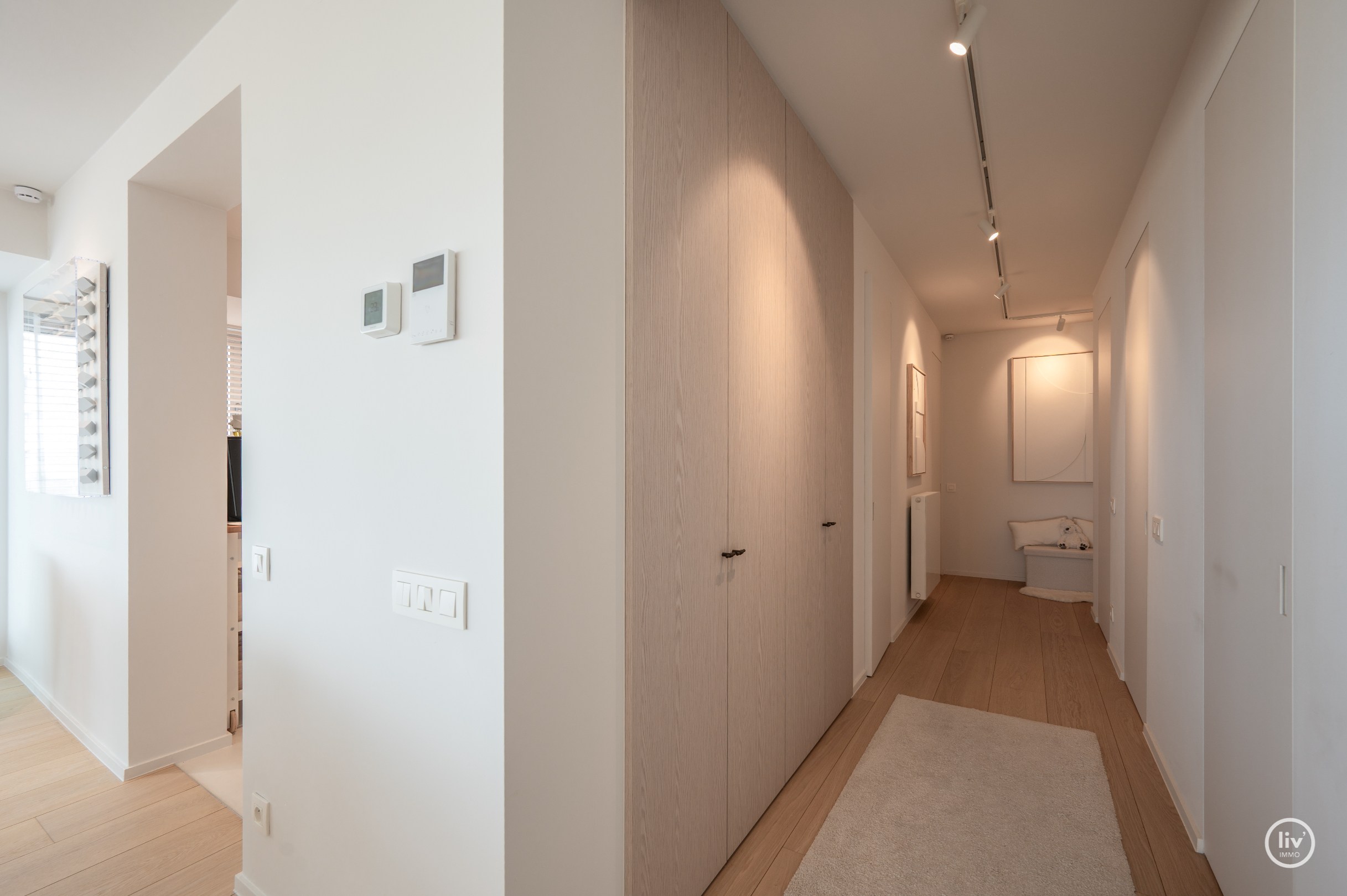 Appartement en coin unique avec 3 chambres offrant une vue frontale sur la mer et sur la place de la Tour de Lumière. 