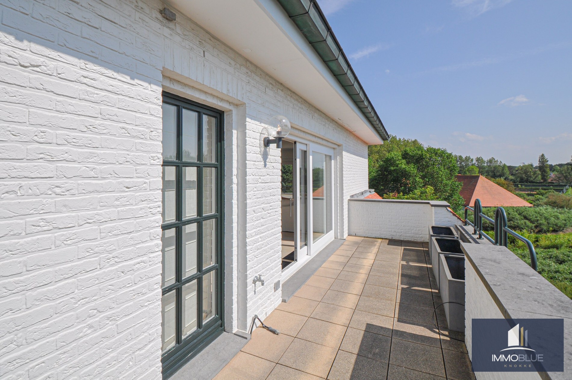 "Sublime appartement d'angle avec de spacieuses terrasses situé dans le prestigieux domaine Tennis Garden." 