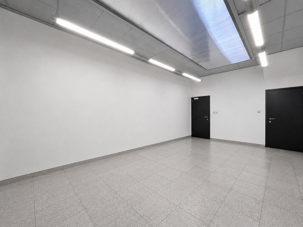 RUIM COMMERCIEEL GEBOUW VOORZIEN VAN TOONZAAL, KANTOREN TE HERK-DE-STAD 