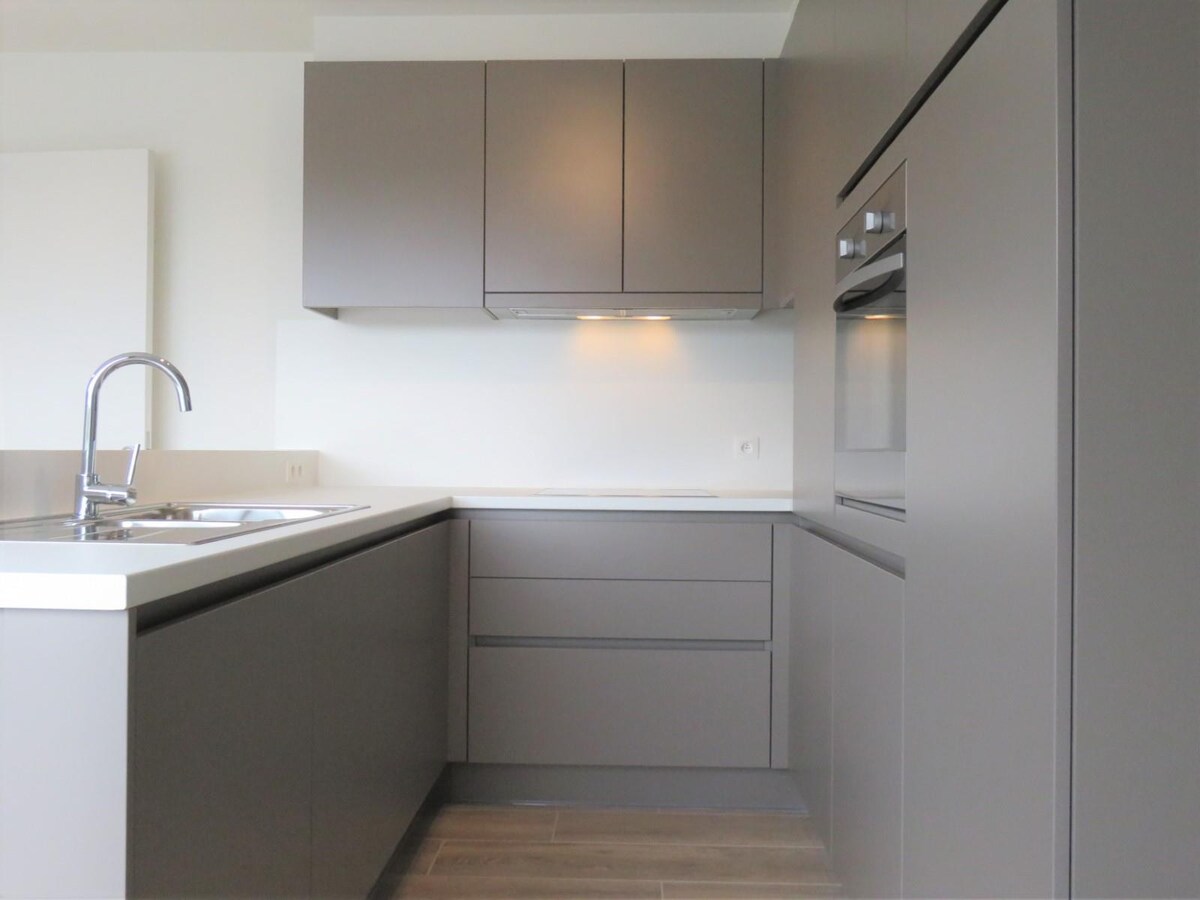 Dakappartement met 2 slaapkamers, terras en autostaanplaats! 