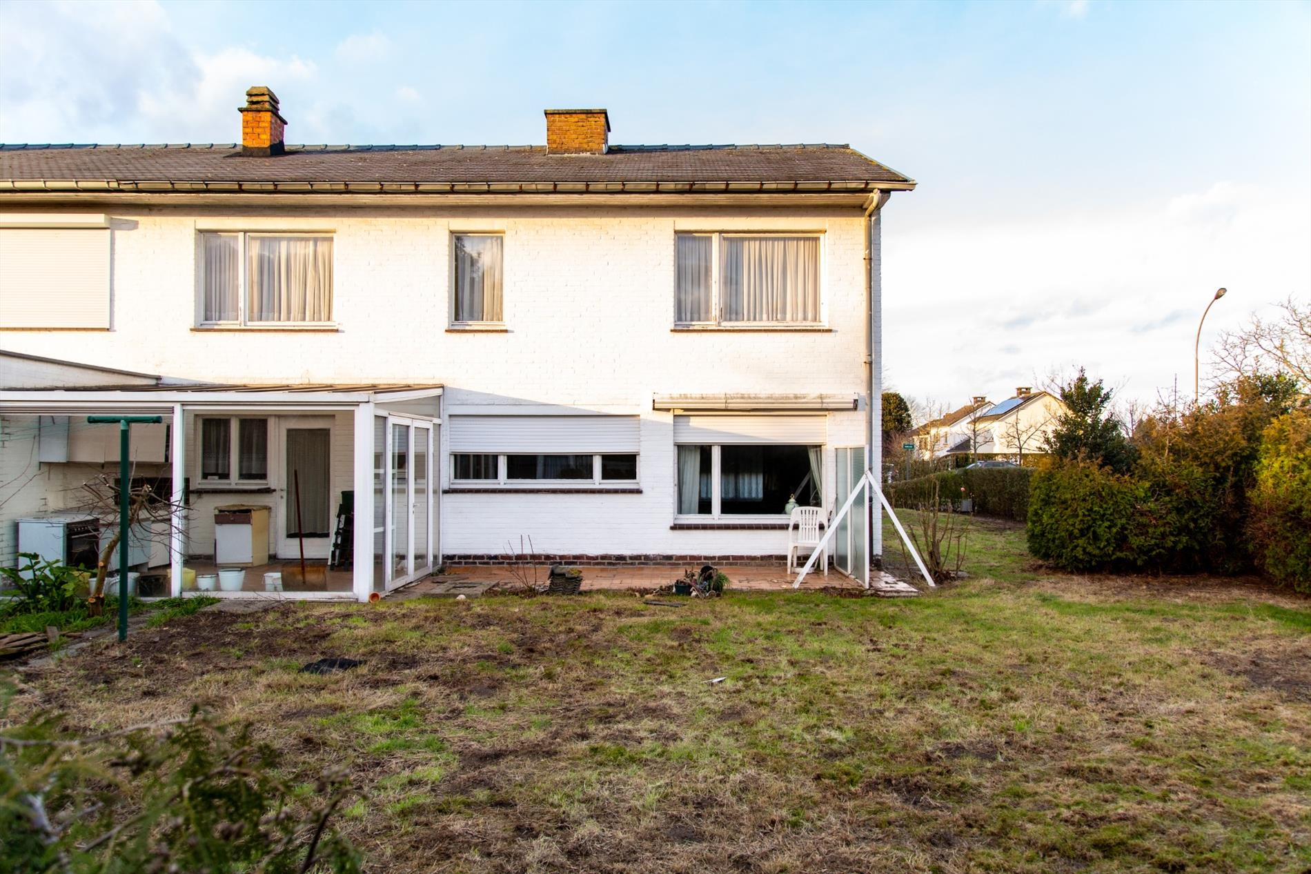 Grondig te renoveren rustig gelegen HOB 4 slpks, garage en tuin te Eeklo 