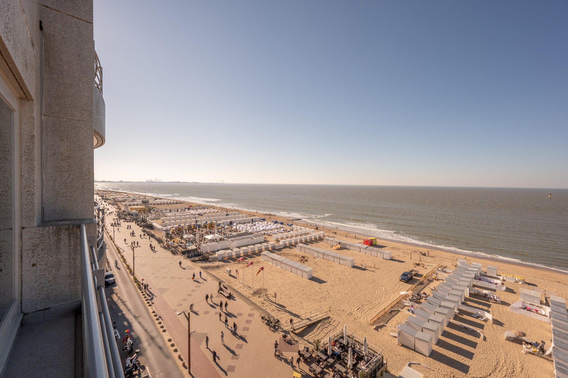 Prachtig gerenoveerd en instapklaar appartement met 3 slaapkamers en frontaal zeezicht, gelegen in een prestigieuze residentie op de zeedijk in het Zoute. 