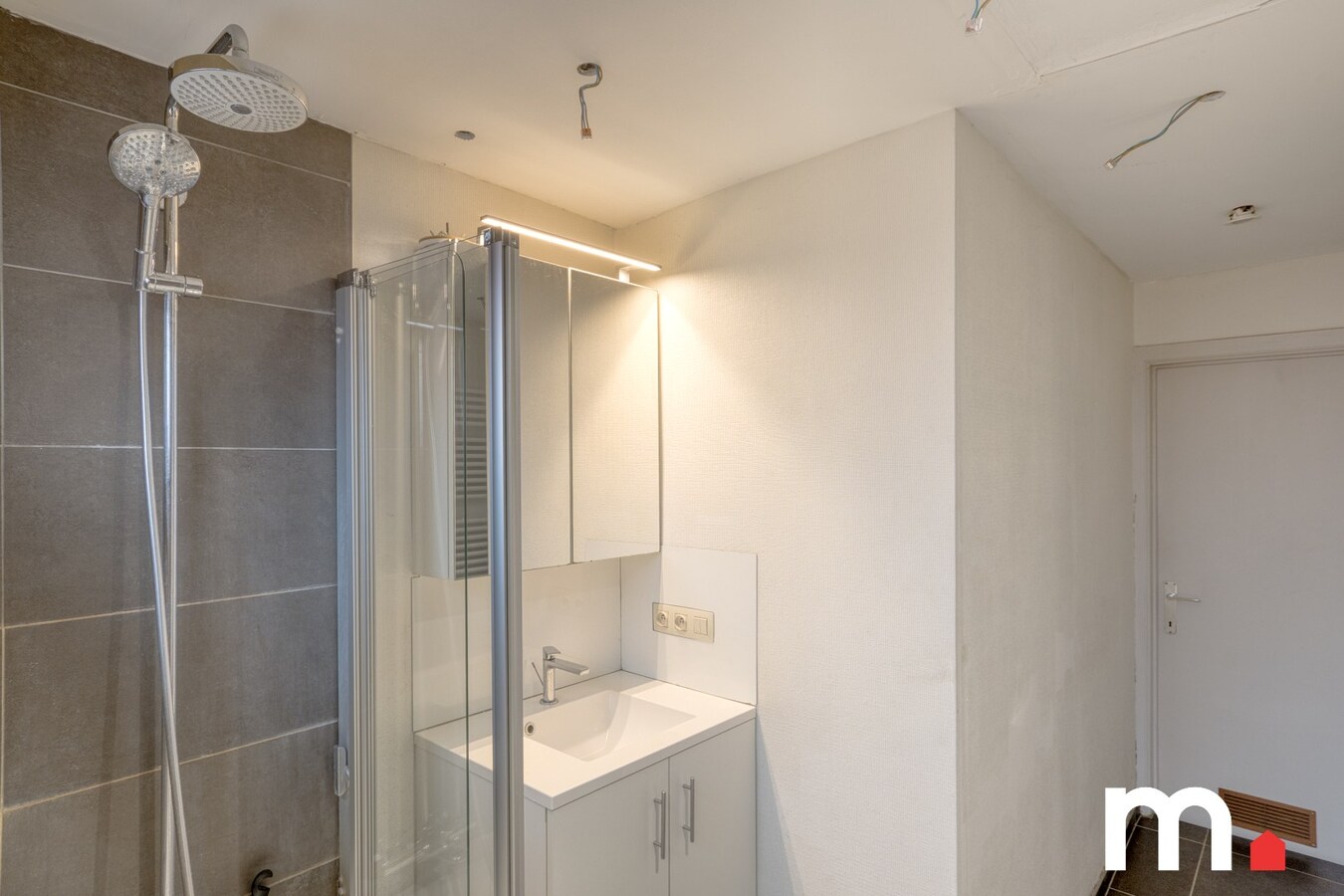 Instapklare woning te Lauwe met 4 slaapkamers nabij het centrum met garage ! 