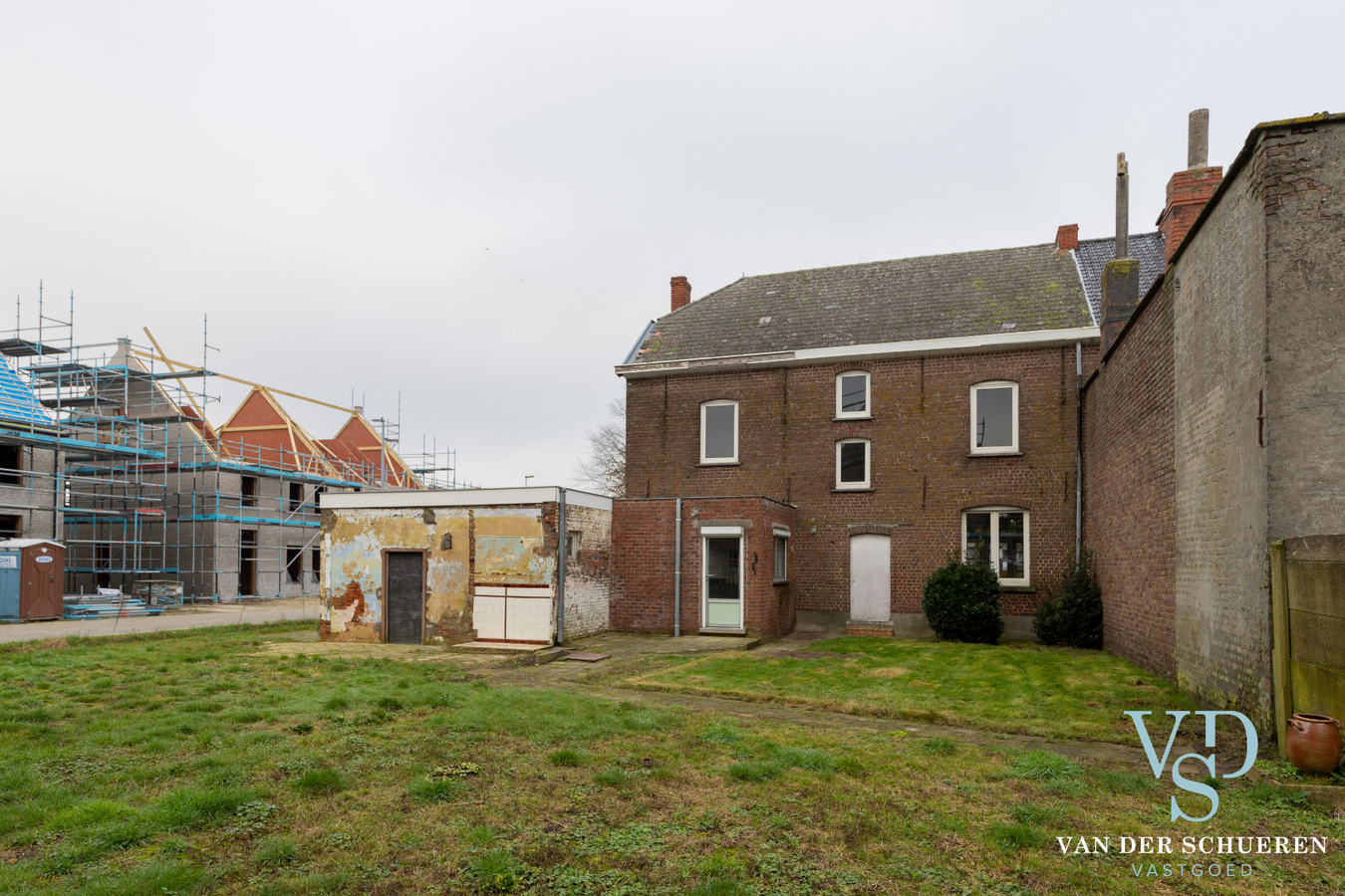 Statige herenwoning met potentieel ! 