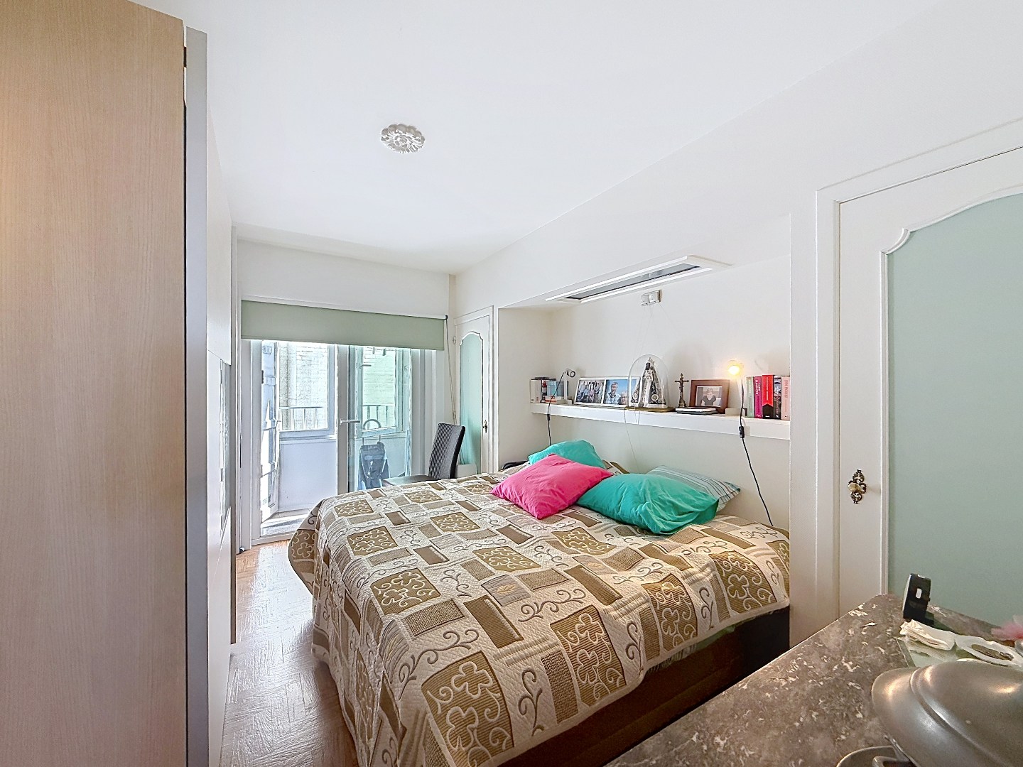 Prêt à emménager, appartement d'une chambre avec vue sur la mer. 