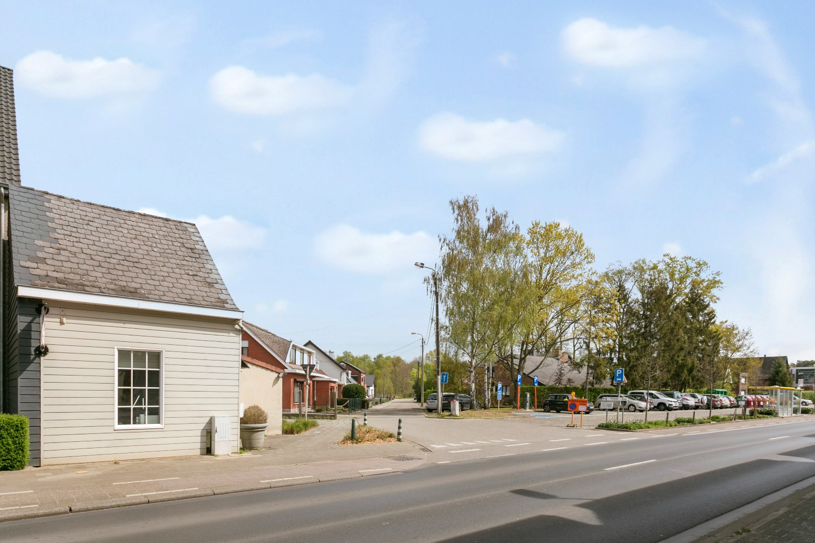 Handelspand met parkeermogelijkheid in het centrum van Bonheiden 