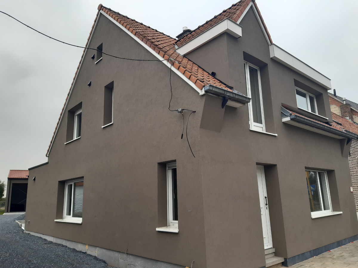 Gerenoveerde woning met weide en loods. 