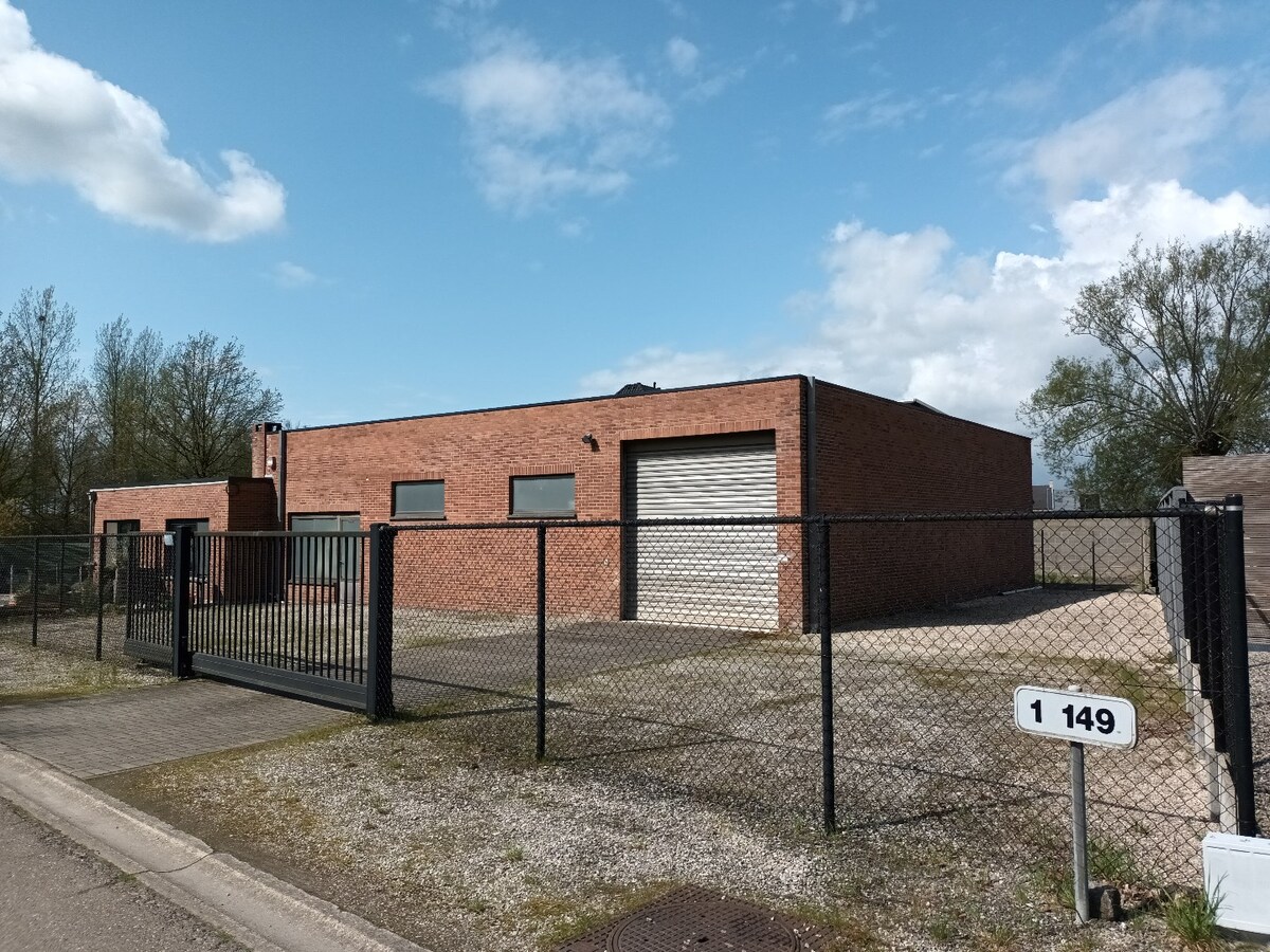 Atelier/opslagplaats, gunstig gelegen te Kuringen 