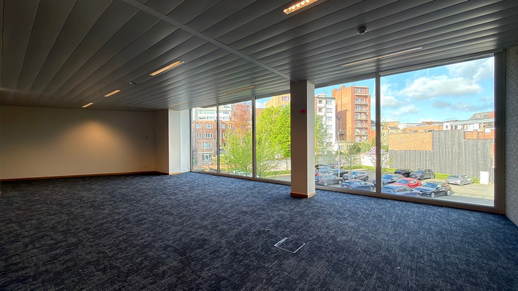 Gerenoveerde kantoren in geklasseerde herenwoning te huur aan station van Mechelen