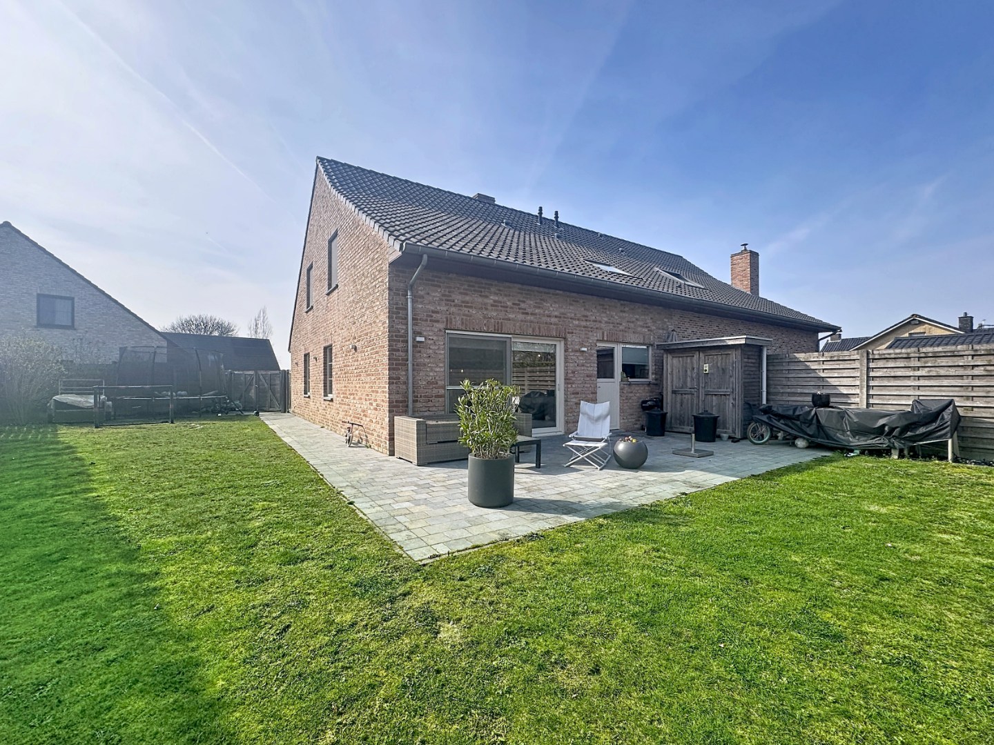 Ruime en recente halfopen bebouwing met 3 volwaardige slaapkamers 